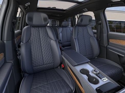 New 2026 Cadillac Vistiq Premium Luxury w/ LPO, Floor Liner Package AWD/4WD image 16