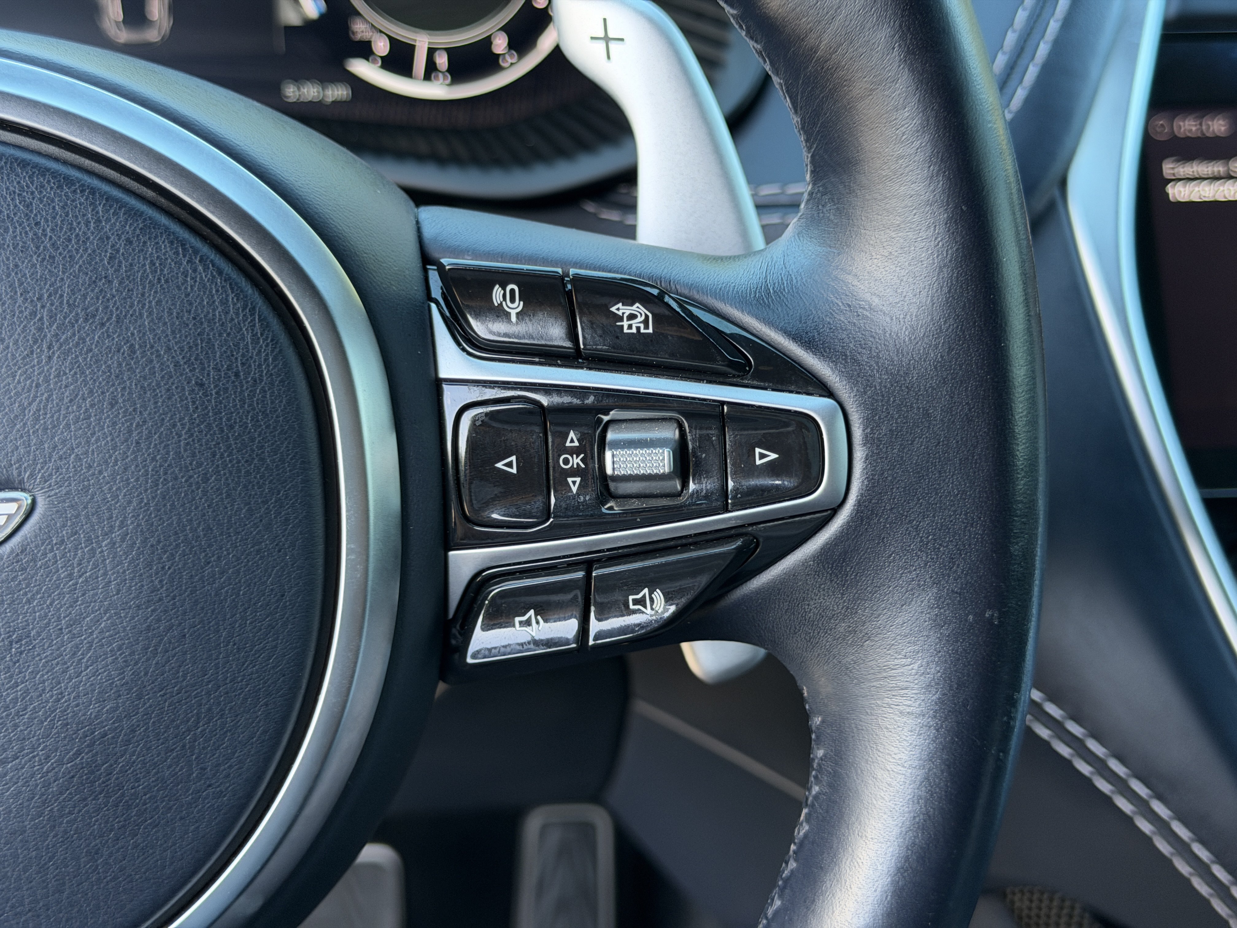 Used 2021 Aston Martin DBX AWD/4WD image 31