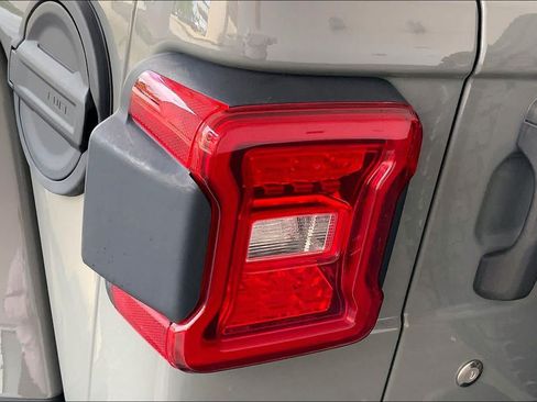 Used 2019 Jeep Wrangler Unlimited Sahara AWD/4WD image 29