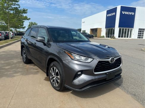 Used 2020 Toyota Highlander XLE AWD/4WD image 2