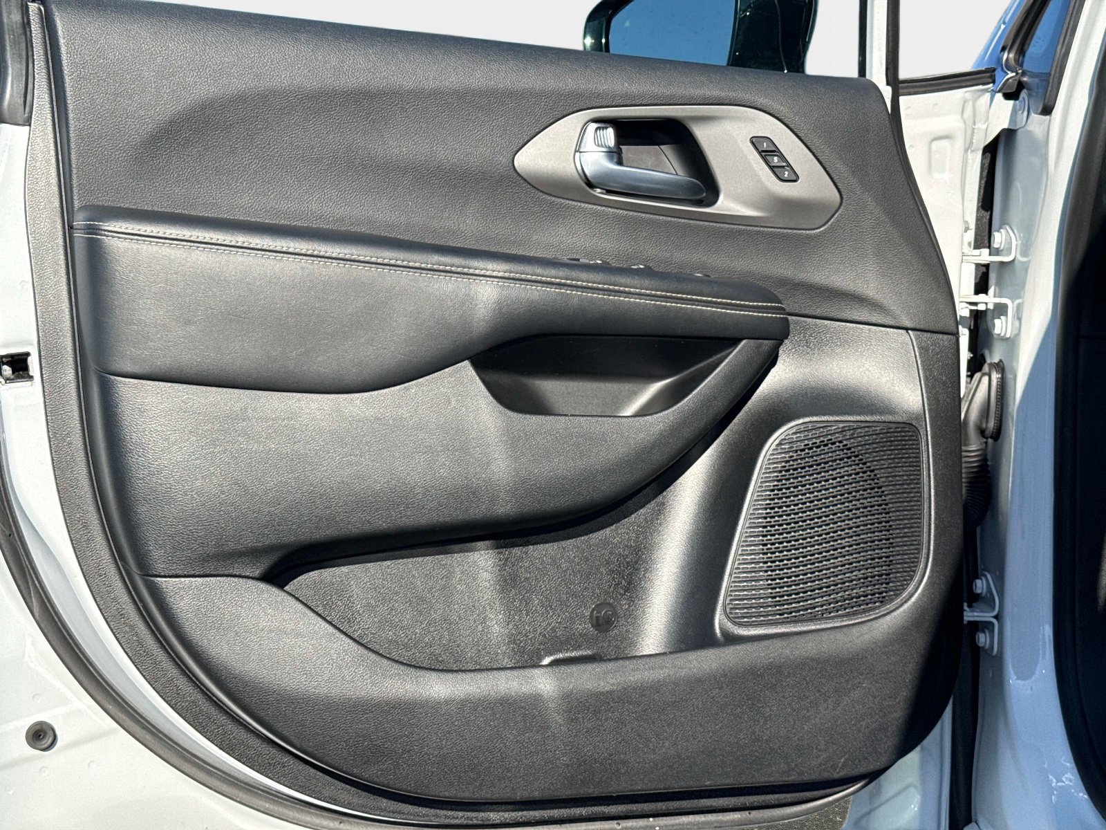Used 2025 Chrysler Pacifica Select FWD image 18
