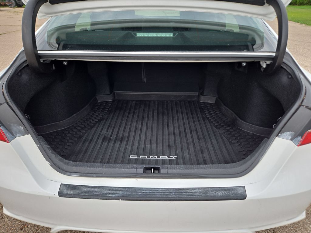 Used 2018 Toyota Camry SE FWD image 19