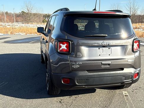 Used 2019 Jeep Renegade Latitude w/ Cold Weather Group image 9