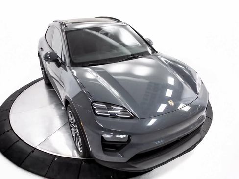 Certified 2025 Porsche Macan Electric image 37