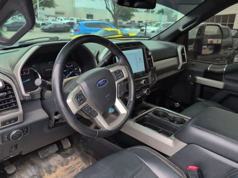 Used 2022 Ford F250 Lariat w/ Black Appearance Package image 5