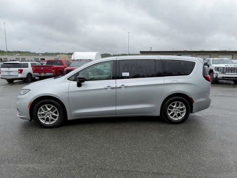 Used 2024 Chrysler Pacifica Touring-L FWD image 2