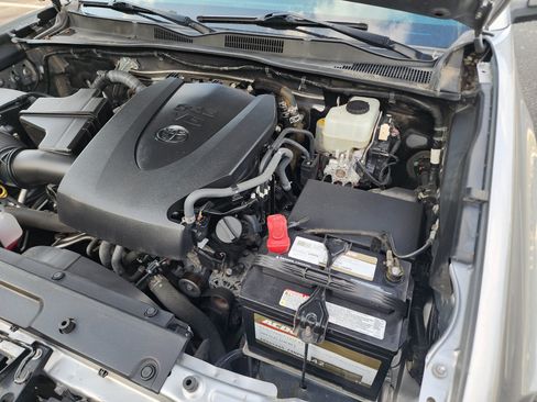 Used 2016 Toyota Tacoma TRD Off-Road AWD/4WD image 18