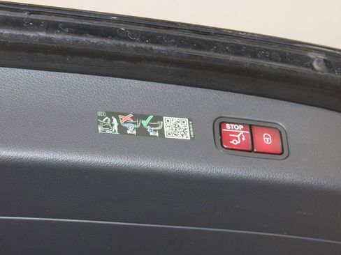 Used 2024 Mercedes-Benz GLC 300 4MATIC image 29