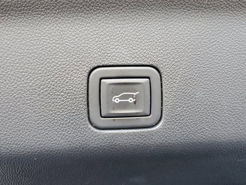 Used 2023 Chevrolet Suburban Premier image 9