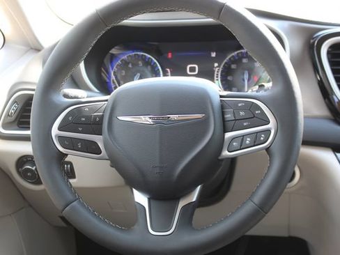 Used 2024 Chrysler Pacifica Touring-L FWD image 15