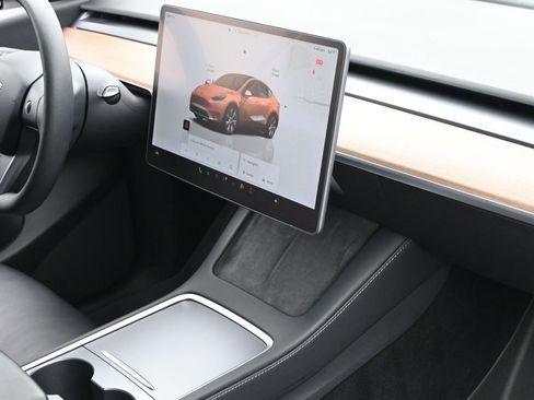 Used 2022 Tesla Model Y Long Range image 31