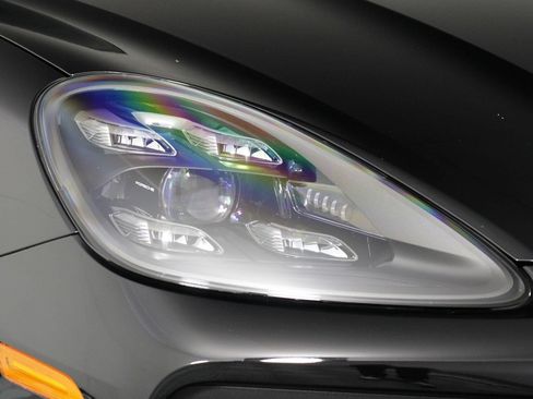 Certified 2022 Porsche Cayenne Platinum Edition AWD/4WD image 28