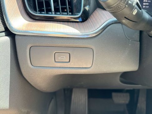 Used 2023 Volvo XC60 B5 Ultimate w/ Climate Package AWD/4WD image 19