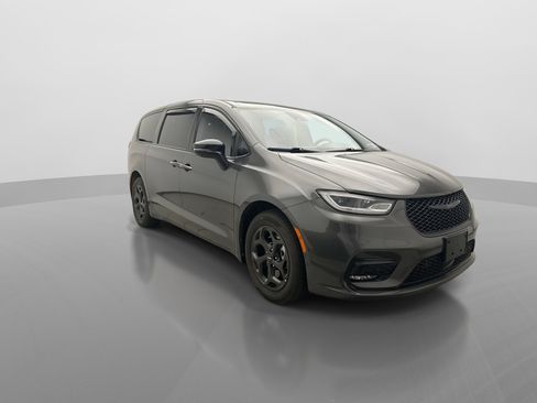 Used 2023 Chrysler Pacifica Limited w/ Uconnect Theater Family Group FWD image 4