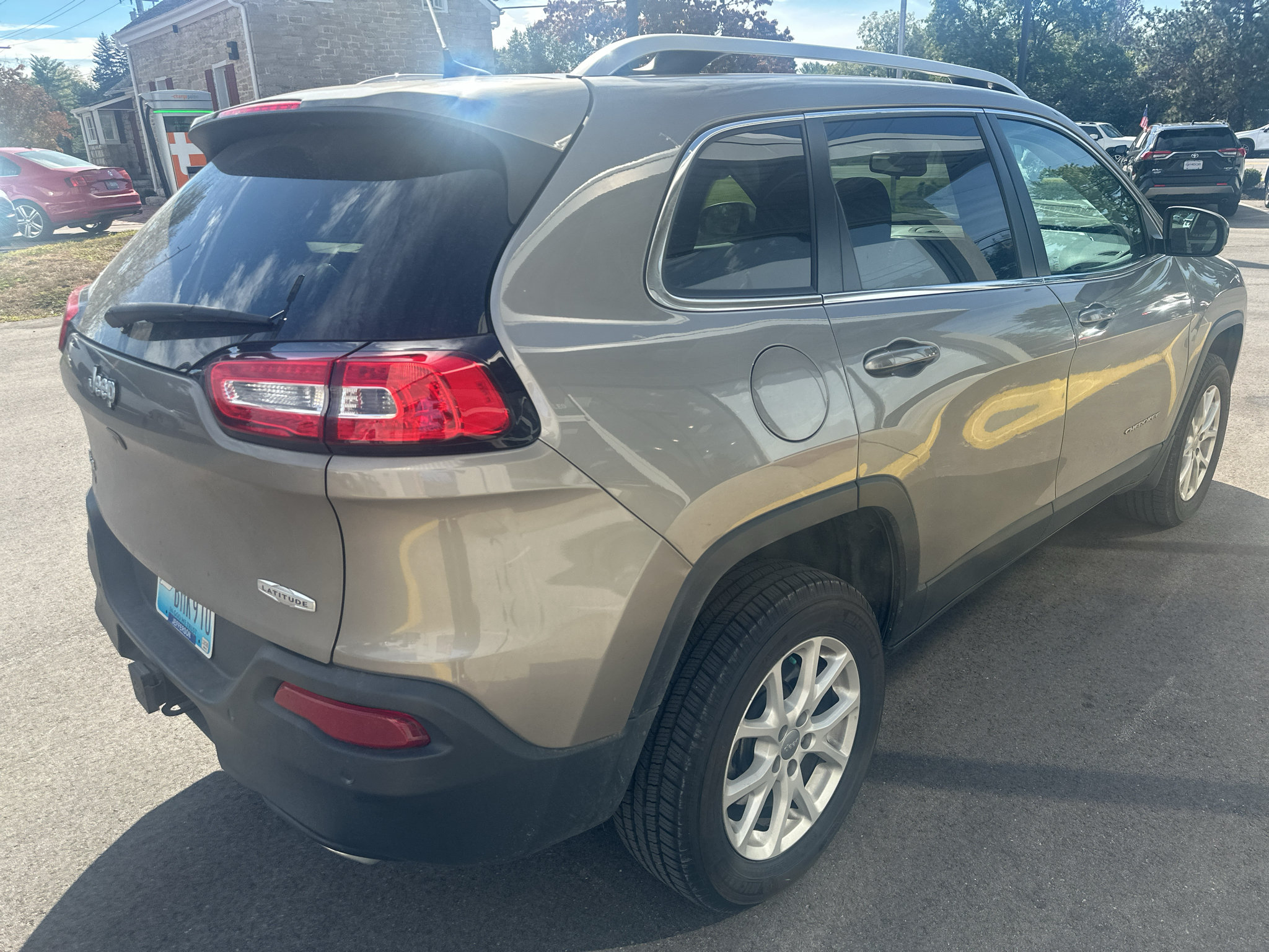 Used 2016 Jeep Cherokee Latitude w/ Safety/Convenience Group AWD/4WD image 4