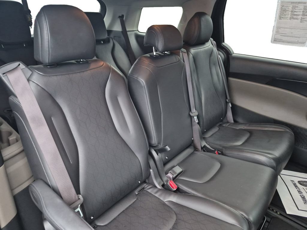 Used 2025 Kia Carnival FWD image 42
