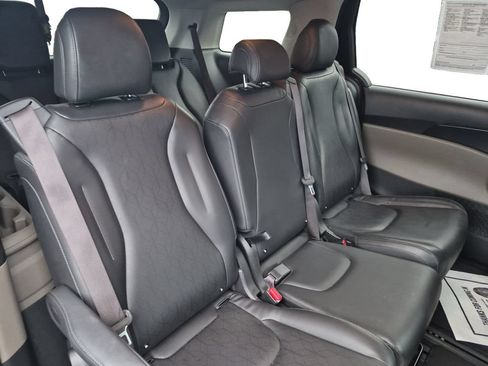 Used 2025 Kia Carnival FWD image 42