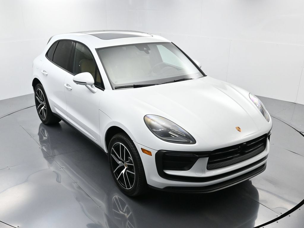 Certified 2025 Porsche Macan AWD/4WD image 38