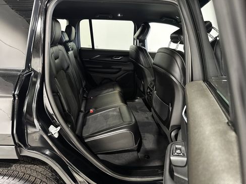 Used 2025 Jeep Grand Cherokee Altitude AWD/4WD image 23