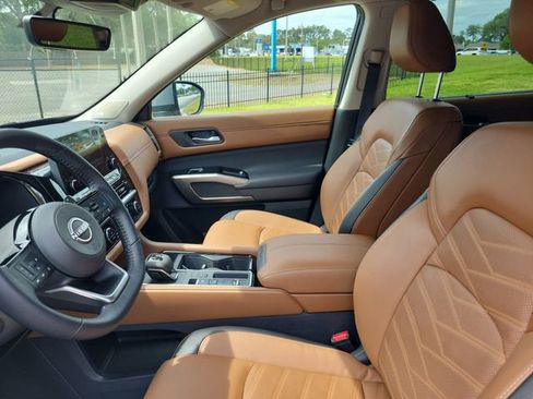 Used 2025 Nissan Pathfinder Platinum FWD image 13