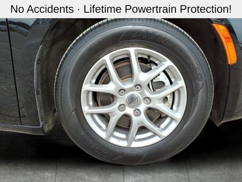 Used 2024 Chrysler Pacifica Touring-L FWD image 9