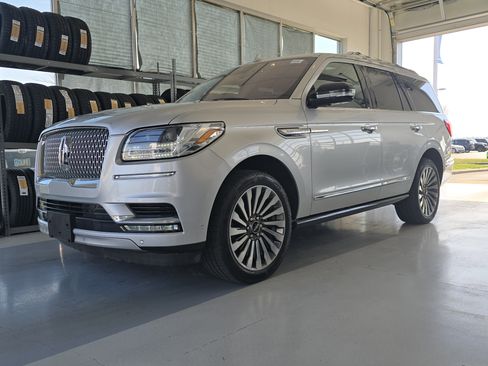 Used 2019 Lincoln Navigator Reserve image 4