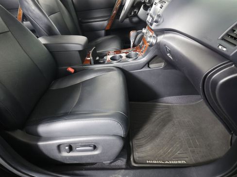 Used 2013 Toyota Highlander Limited image 27