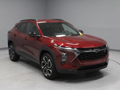 Used 2025 Chevrolet Trax RS w/ Driver Confidence Package FWD image 1
