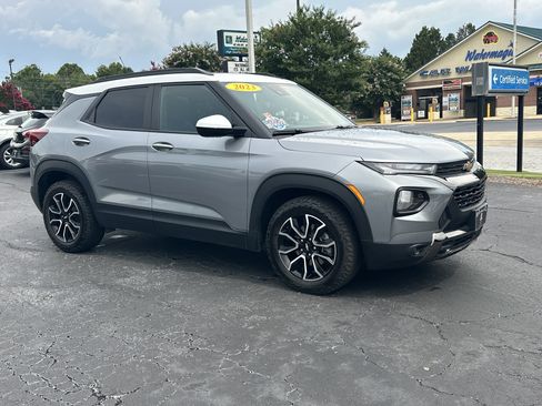 Used 2023 Chevrolet TrailBlazer ACTIV w/ Sun and Liftgate Package FWD image 2