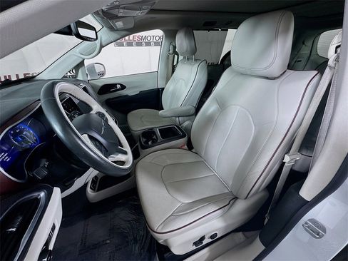 Used 2020 Chrysler Pacifica Limited image 21