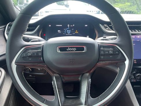 Used 2025 Jeep Grand Cherokee L Limited AWD/4WD image 32