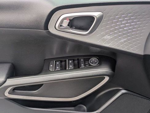 Used 2025 Kia Soul LX w/ LX Technology Package image 17
