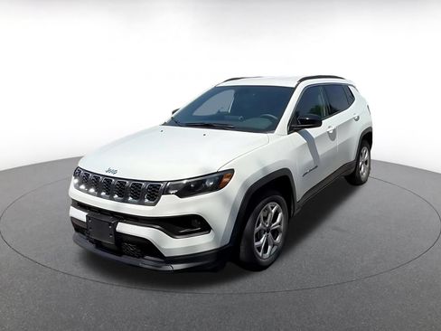 Used 2025 Jeep Compass Latitude AWD/4WD image 7