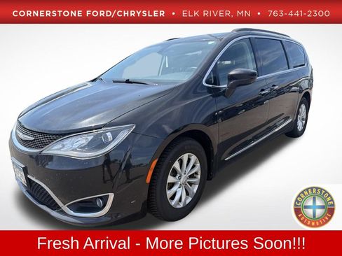 Used 2017 Chrysler Pacifica Touring-L FWD image 1