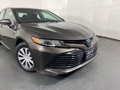 Used 2018 Toyota Camry LE image 2