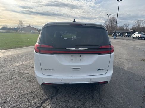 Used 2024 Chrysler Pacifica Select image 6