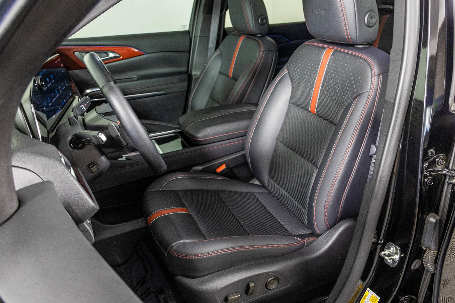 Used 2024 Chevrolet Traverse RS FWD image 28