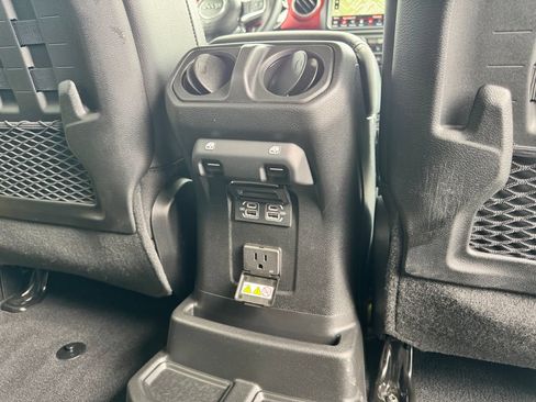 Used 2023 Jeep Wrangler Unlimited Rubicon w/ Cold Weather Group AWD/4WD image 15
