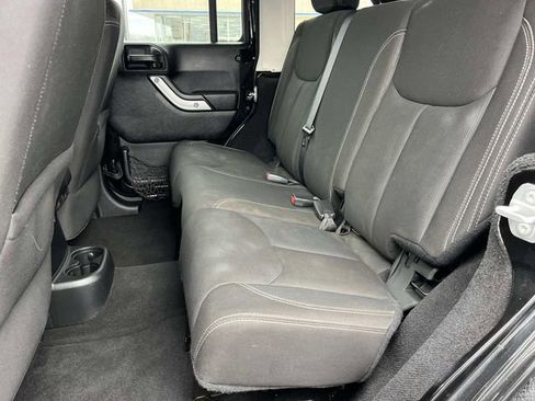 Used 2016 Jeep Wrangler Unlimited Sahara w/ Connectivity Group AWD/4WD image 18