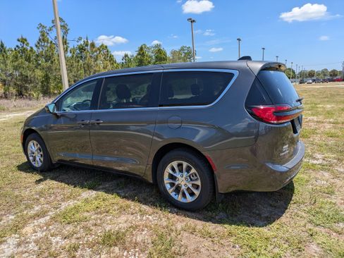 Used 2023 Chrysler Pacifica Touring-L AWD/4WD image 6