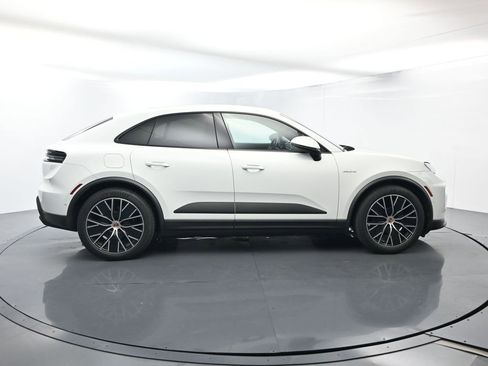 Certified 2025 Porsche Macan Electric image 16
