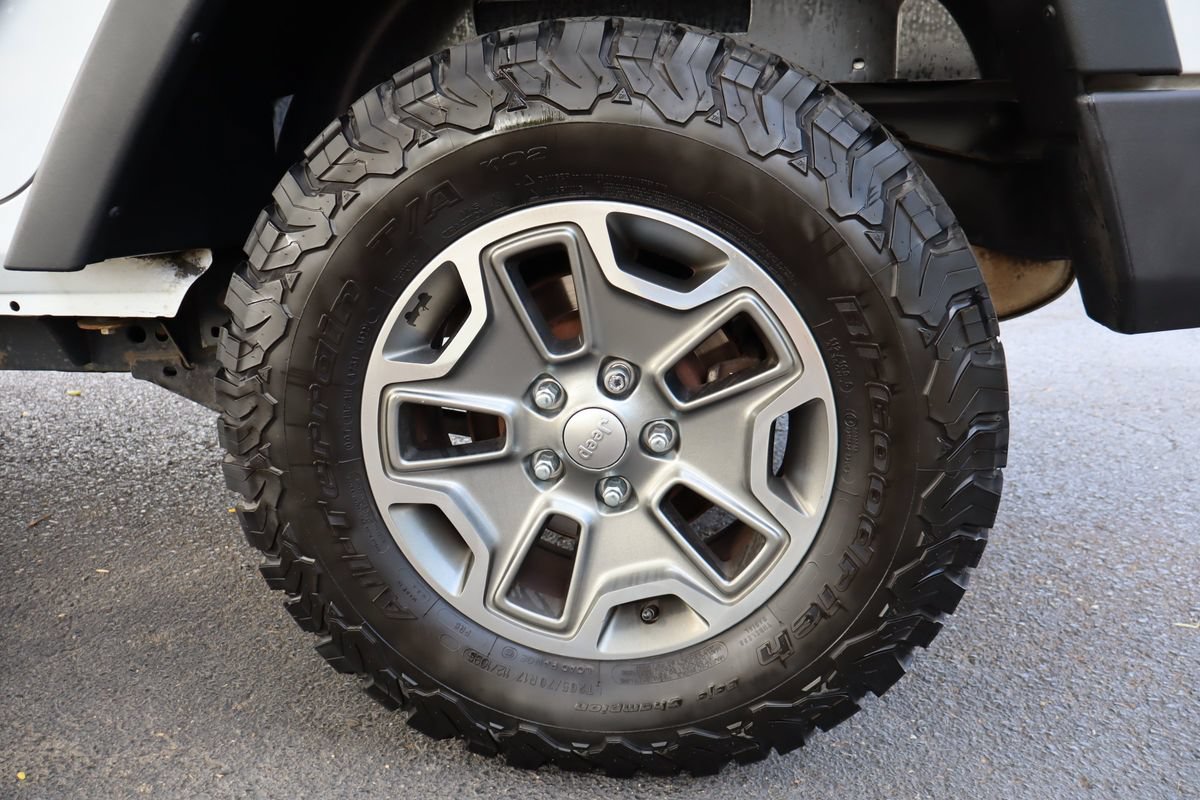 Used 2015 Jeep Wrangler Unlimited Rubicon w/ Connectivity Group AWD/4WD image 43
