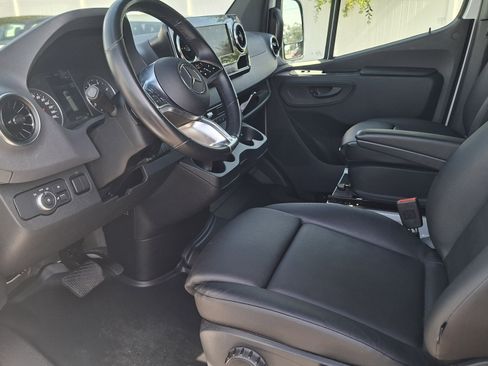 Used 2025 Mercedes-Benz Sprinter 2500 image 9