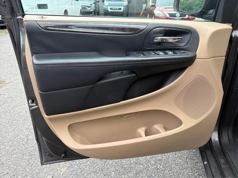 Used 2016 Dodge Grand Caravan SXT w/ UConnect Hands-Free Group FWD image 22