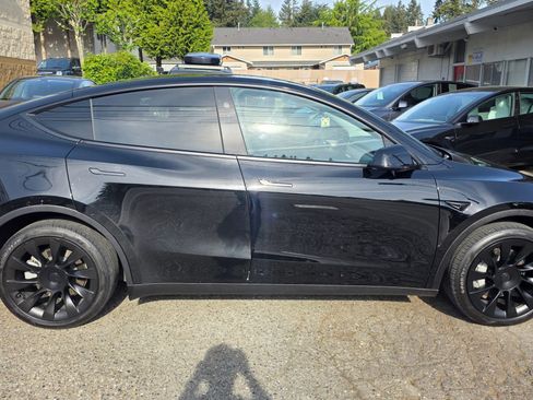 Used 2024 Tesla Model Y Long Range AWD/4WD image 4