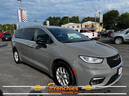 Used 2025 Chrysler Pacifica Select FWD image 3