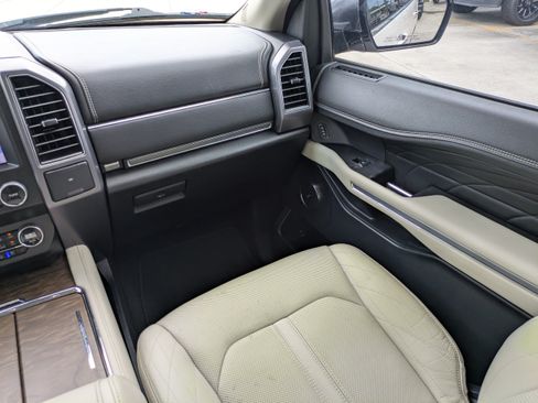 Certified 2019 Ford Expedition Platinum RWD image 18