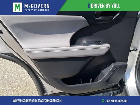 Used 2022 Toyota Highlander LE FWD image 17
