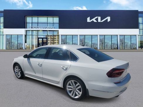 Used 2017 Volkswagen Passat 1.8T SEL Premium FWD image 3