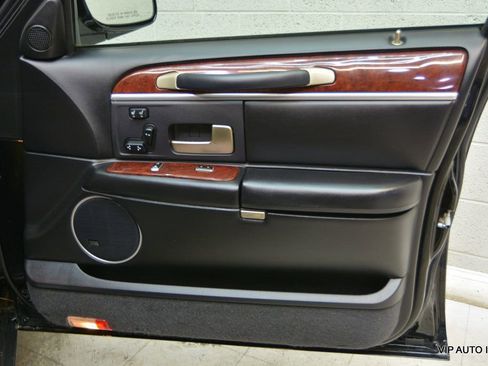 Used 2005 Lincoln Town Car Signature Limited image 8